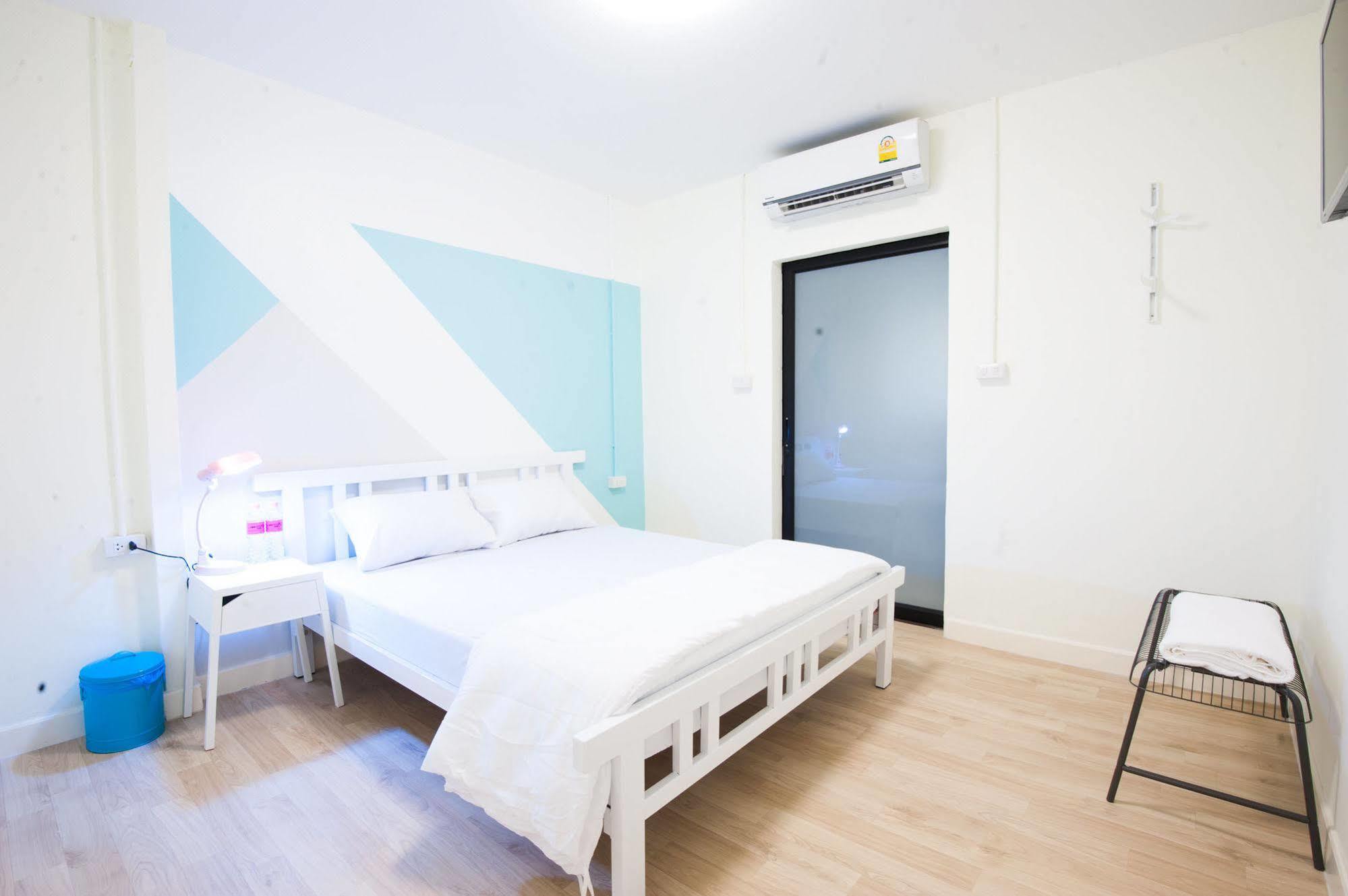 My Thai Hostel Bangkok Exterior photo